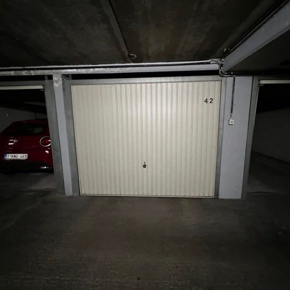 Modern Apartment in Centre With Parking