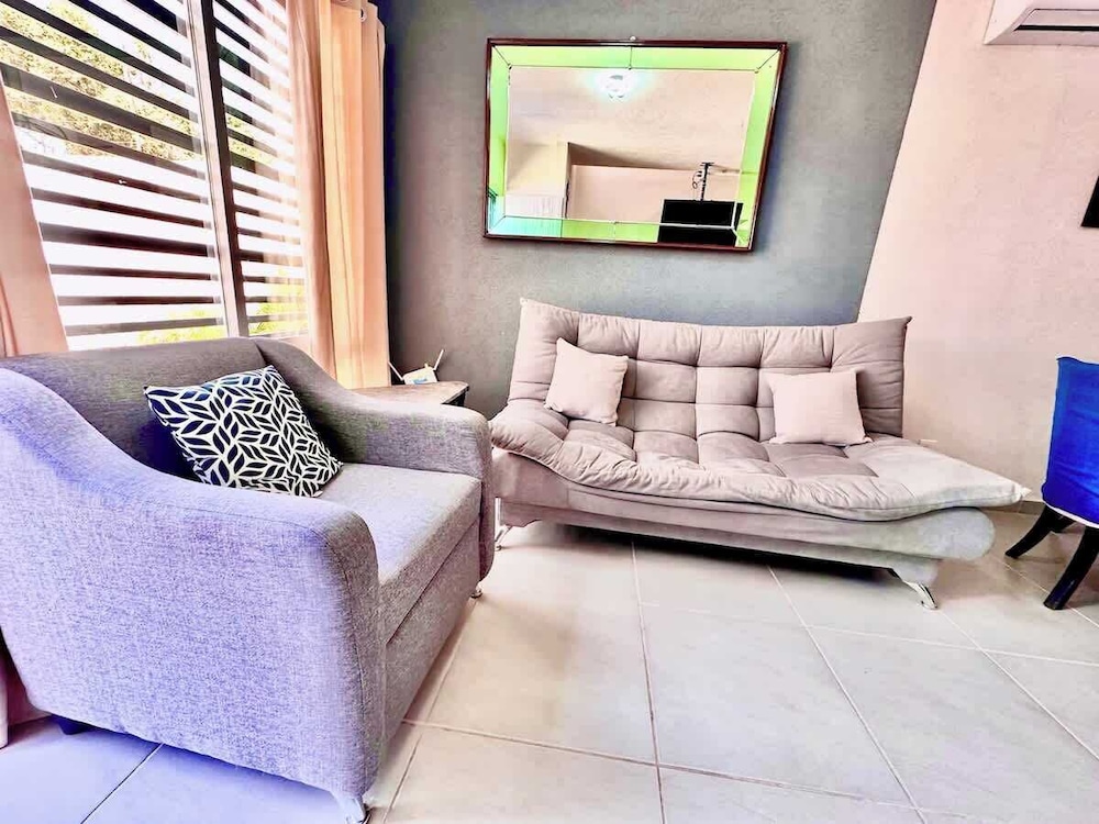 Private Jacuzzi and Pool 2 Level House