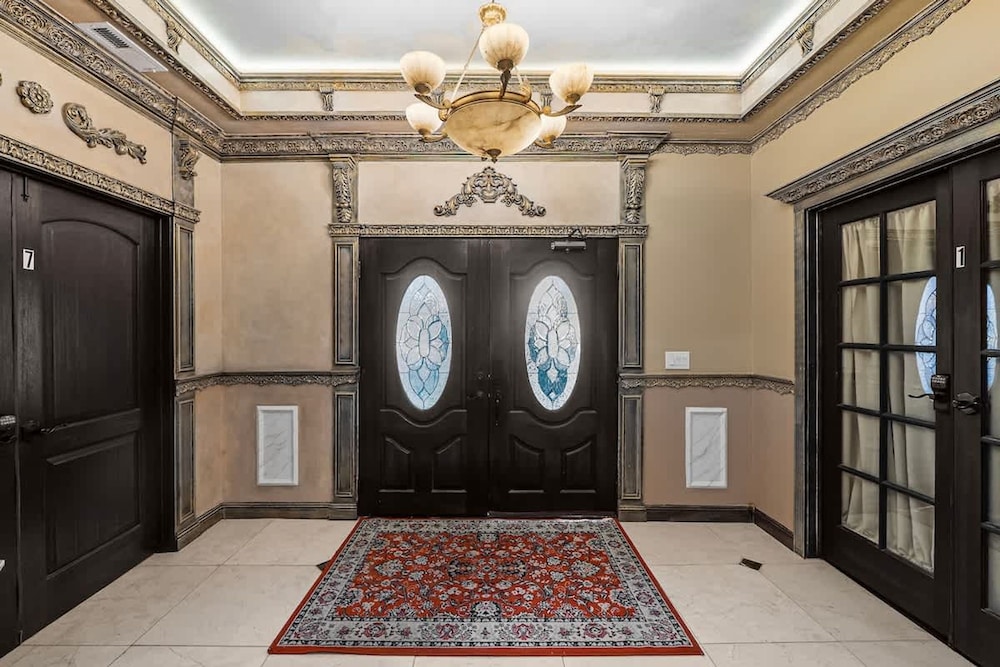 Stunning Roman Design 7bed5bath in Heart San Jose