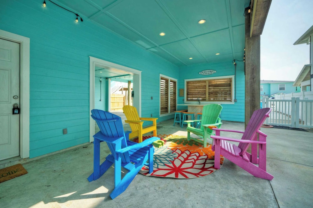 Sleeps 21, 2 Homes 2 Private Pools, Fire Pit, Swing Bar Walk to the Beach