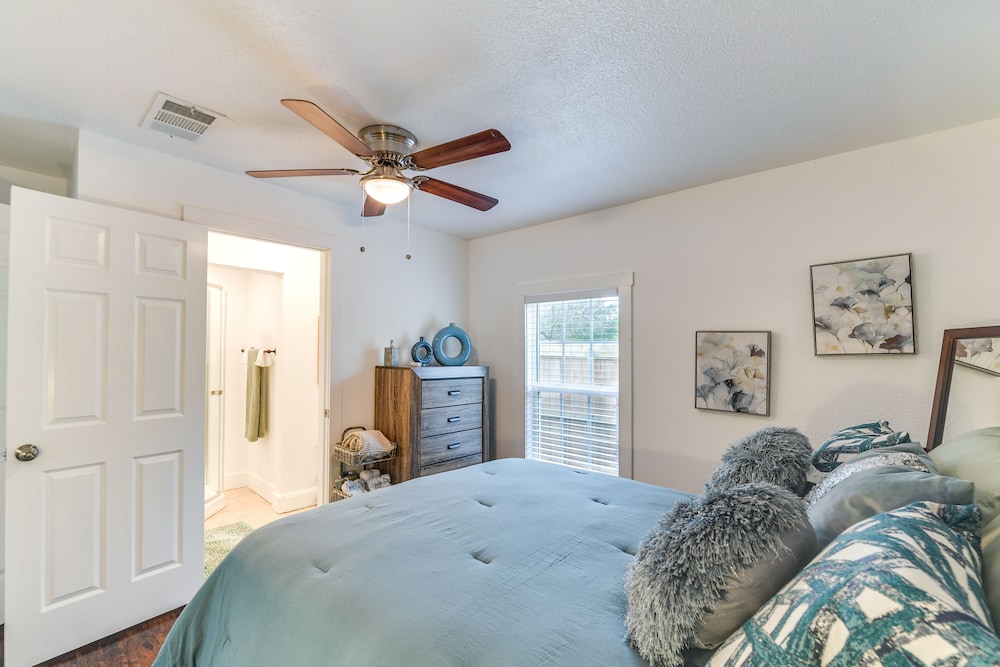1 Mi to Dtwn Waco! Lovely Home w/ Fire Pit Table