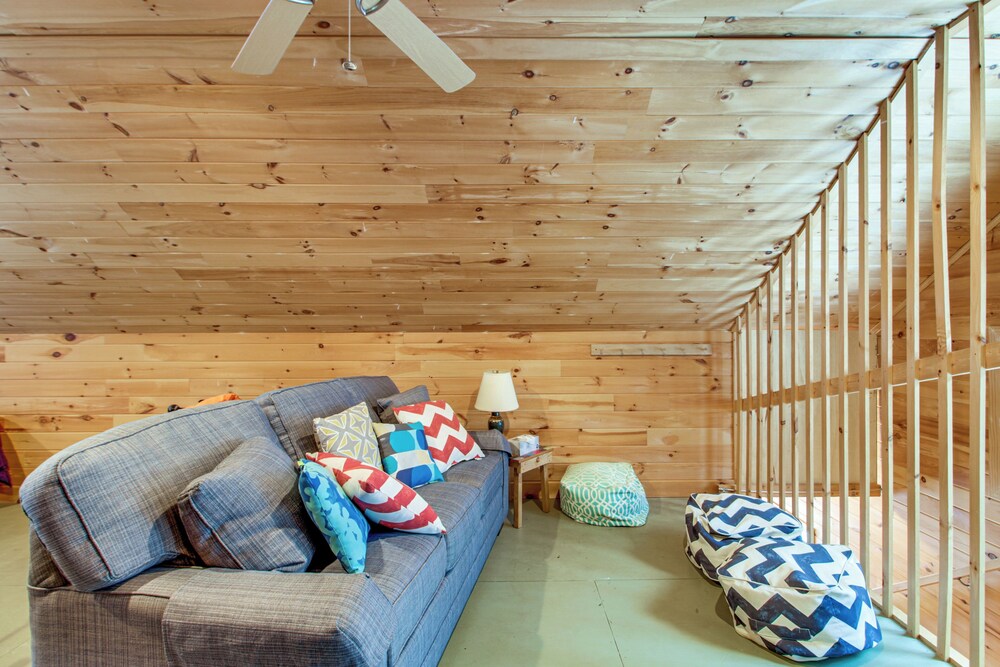 Dock & Foosball: Esquagama Lake Family Cabin