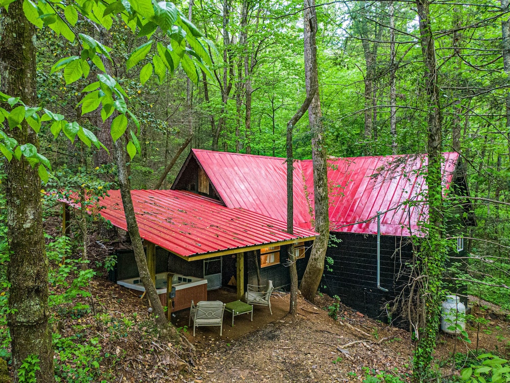 Bear Creek Lodge and Cabins in Helen Ga - Pet Friendly, River on Property, Walking Distance to downtown Helen