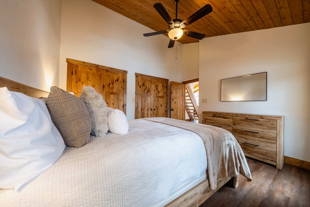 Flathead River Retreat For 15!