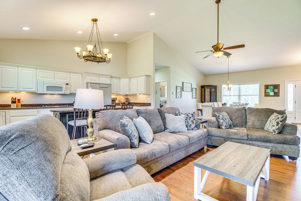 Near Bull Shoals Lake: Spacious Golfer's Getaway!