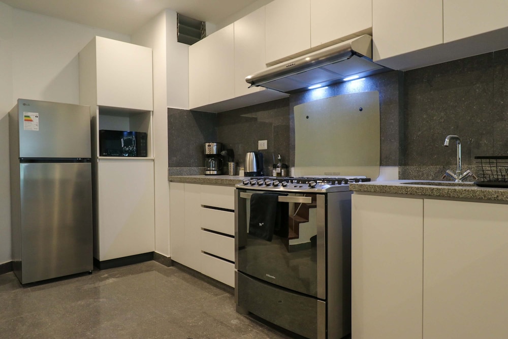 w Graceful 1BR With Balcony in Miraflores