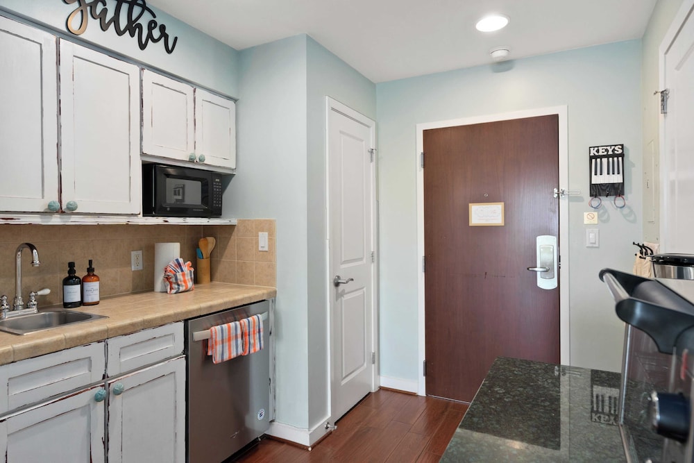 Miramar Beach Studio w/ Pool, Tennis & Walk to Beach Luau Eastern Sky