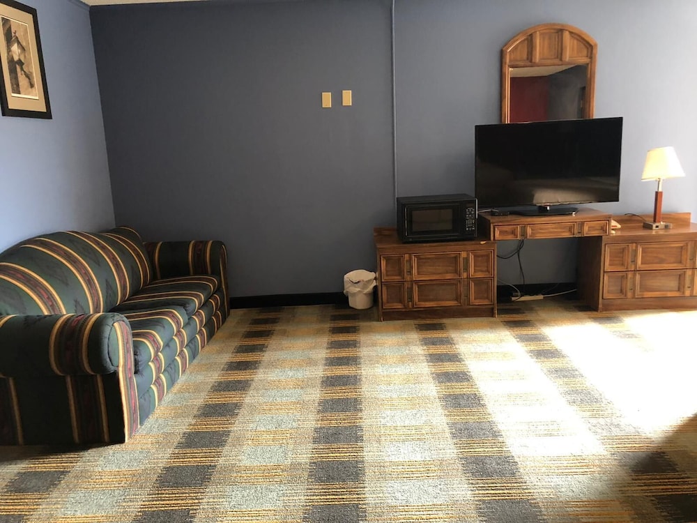 Rose Motel view 3