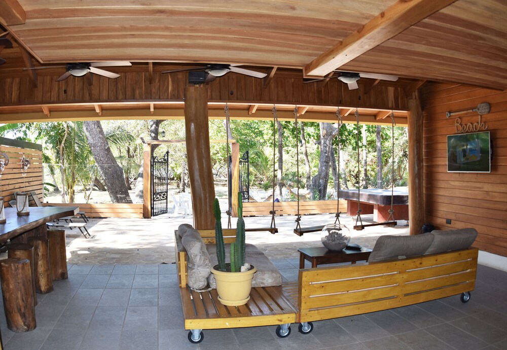 Casa Aura Beachfront Premium Hostel