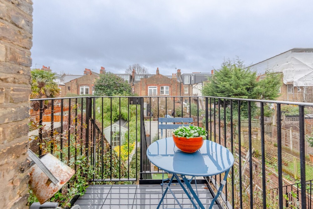 Stunning 2 Bedroom Flat With a Garden in Barnes