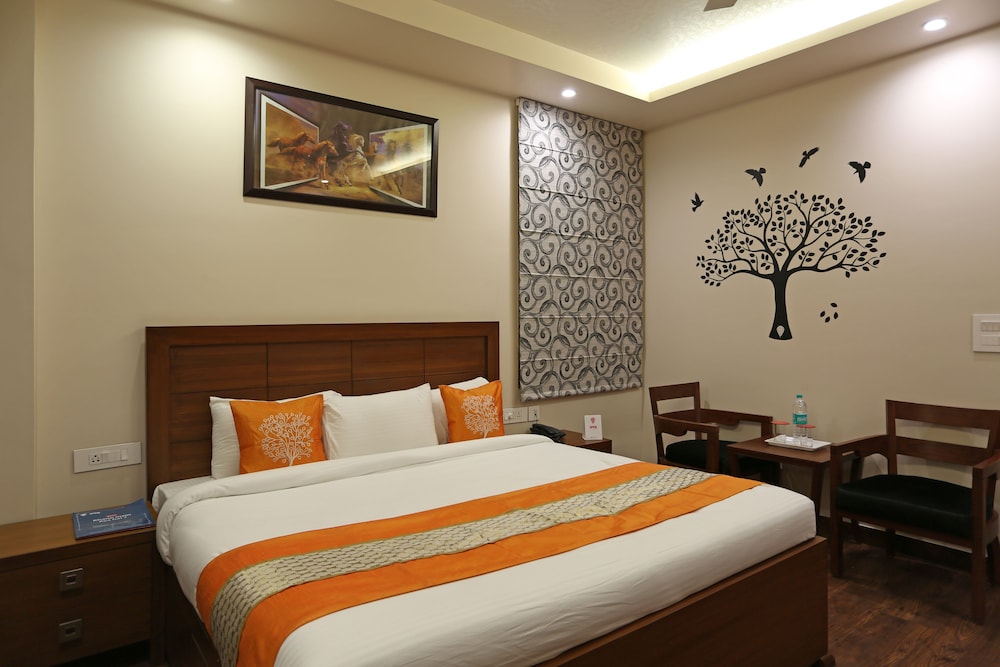OYO TOWNHOUSE 460 H C Grand