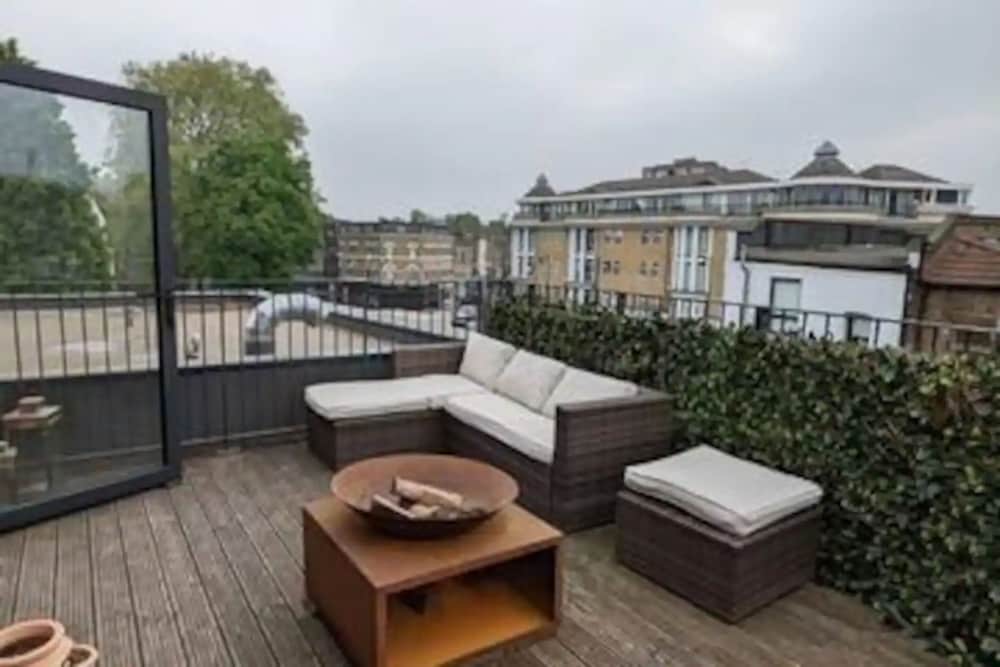 Contemporary Open Plan 1 Bedroom Mezzanine Loft in Hackney