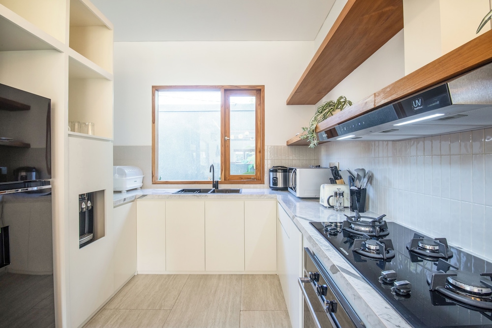 Luxurious 6 BR With Sea View, 5 Mins to Savaya