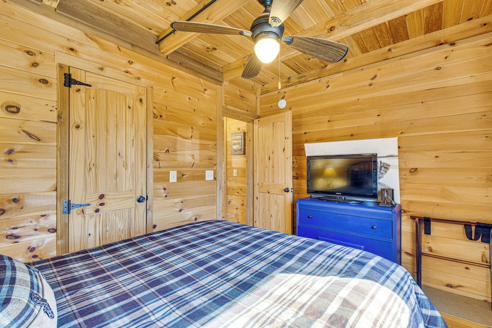 3 Mi to Dtwn Clayton: Cabin w/ Trail Access!