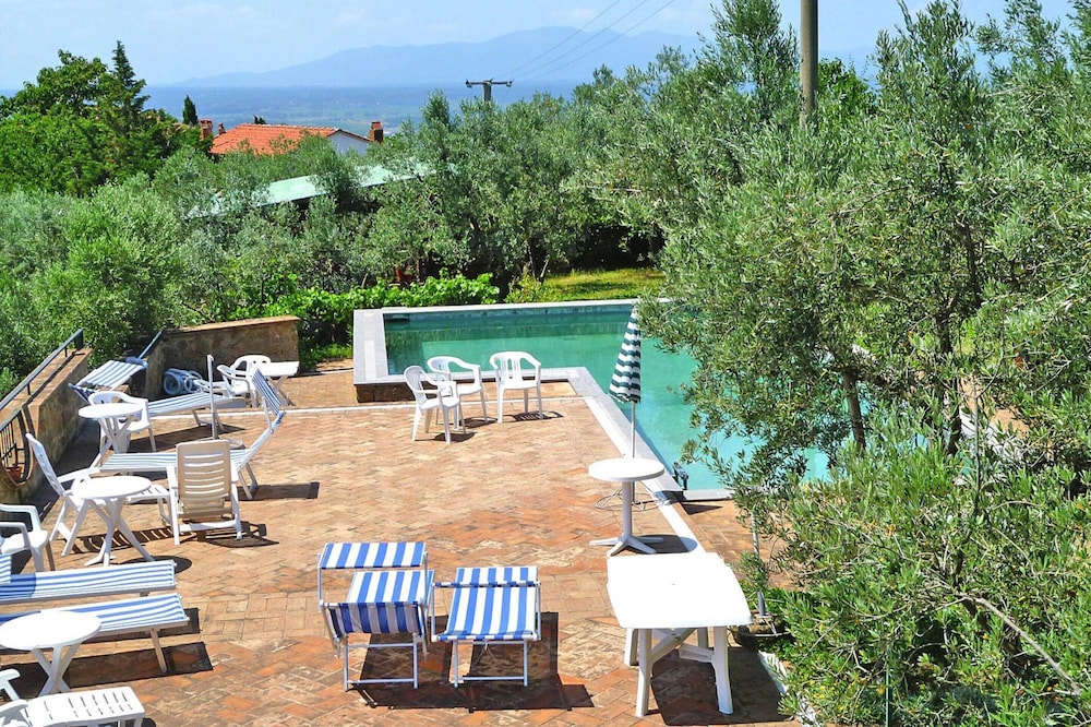 Villa in Tuscany With Vineyard Views