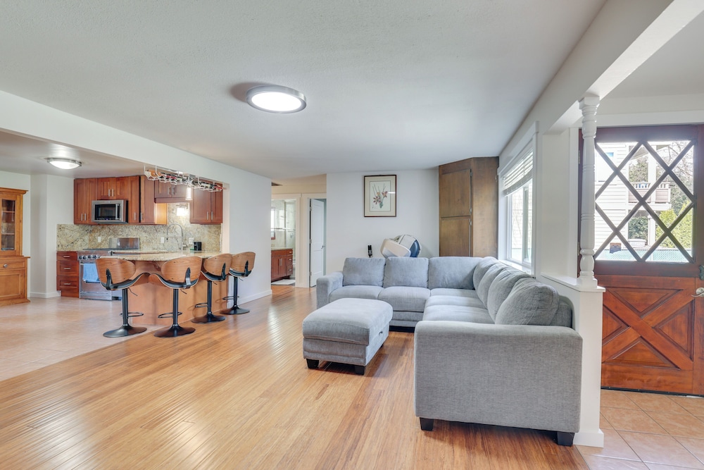 15 Mi to Dtwn Seattle! Home w/ Fun Outdoor Space