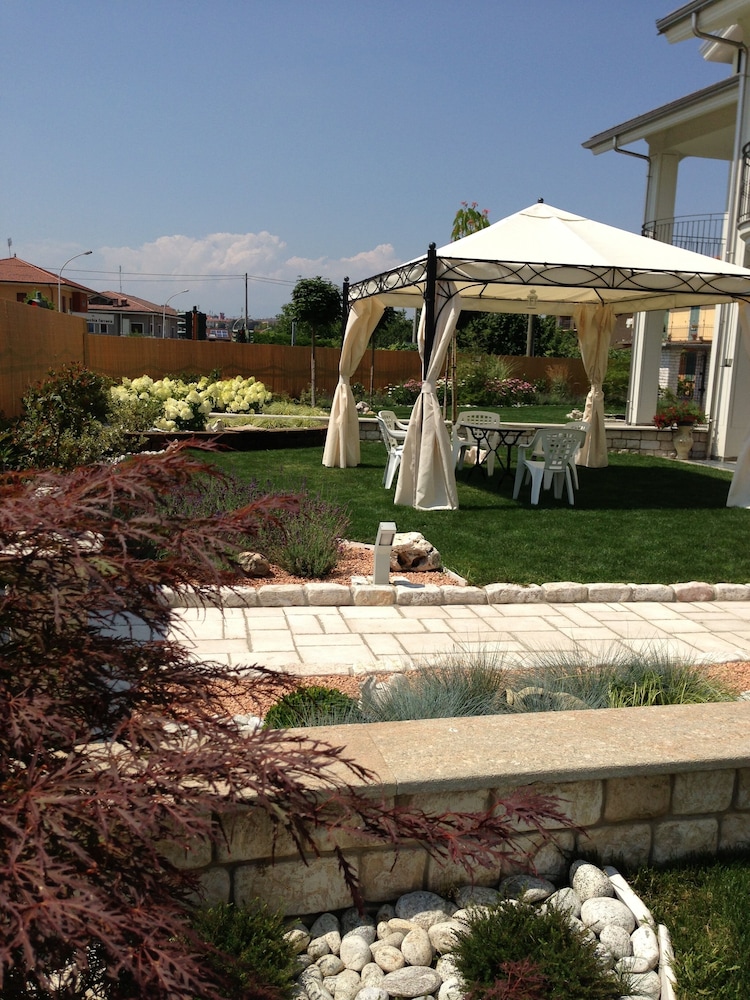 Eremes Rooms & Apartments