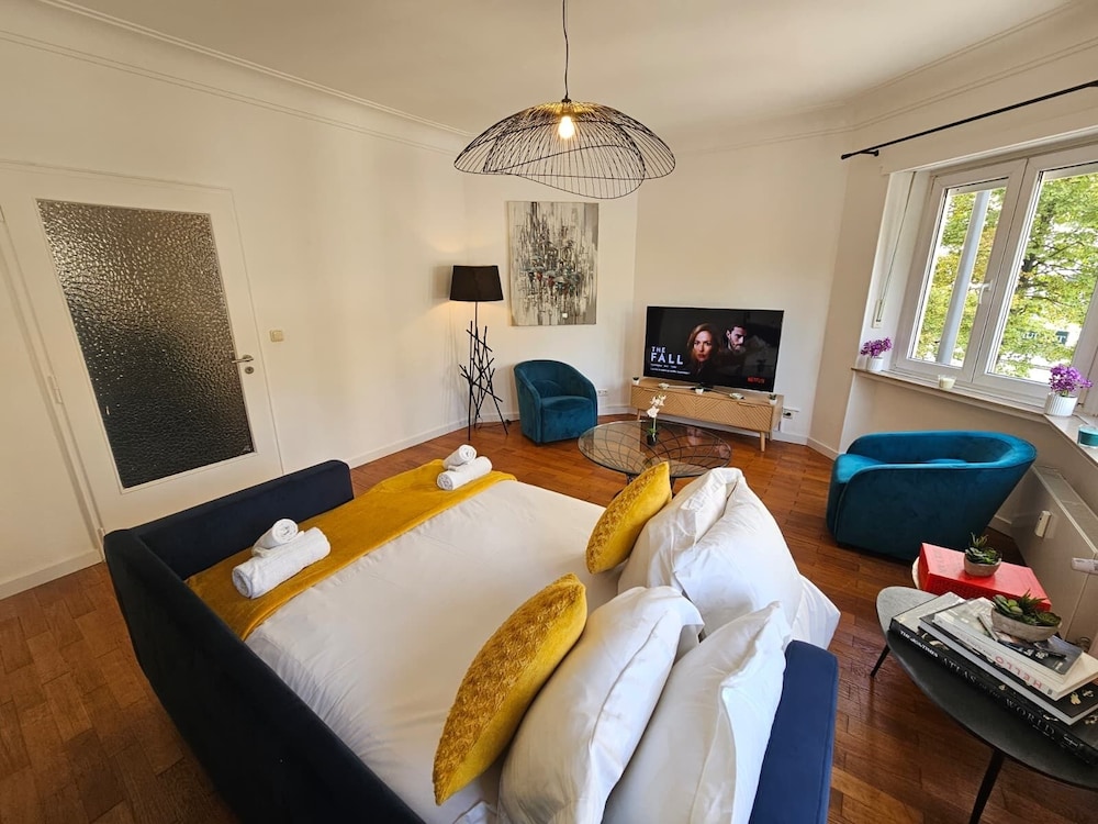 Ideal city stay 1BR near train station