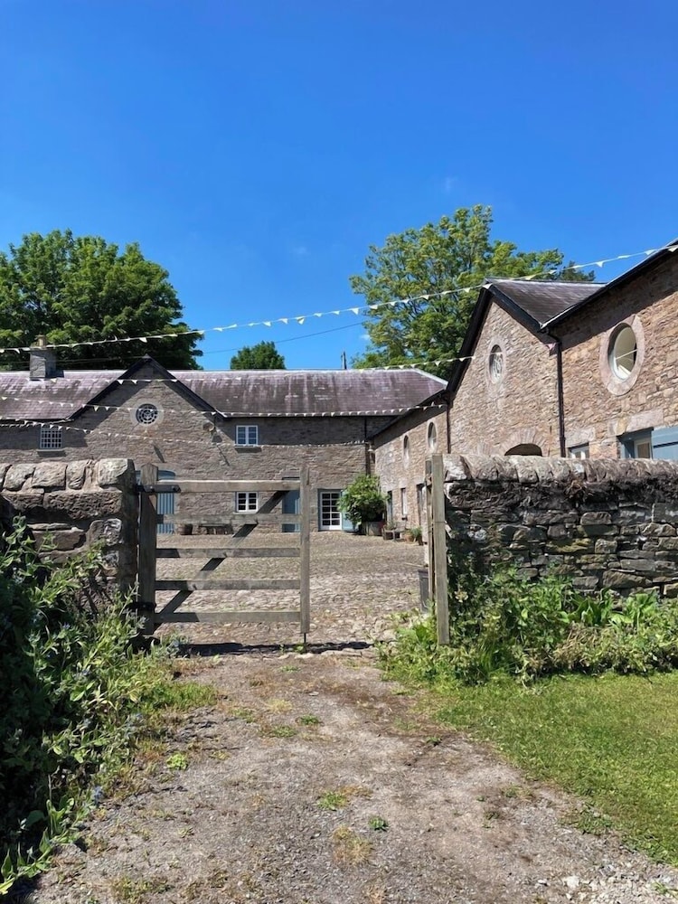 Glanhenwye Courtyard Cottages