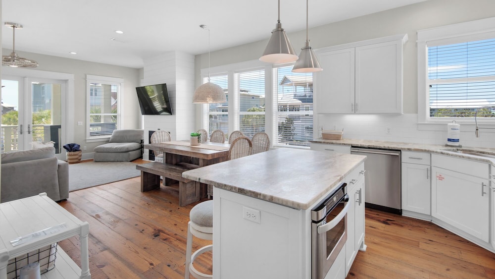 5BR Sleeps 14 in Seagrove Beach, Golf Cart, 6 Bikes, Pool + Free Attractions!