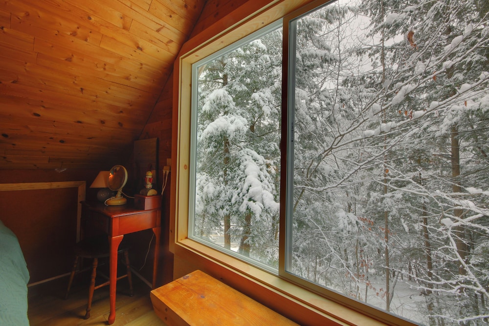 Cozy Ski Retreat! 3 Mi to Okemo Mtn Slopes