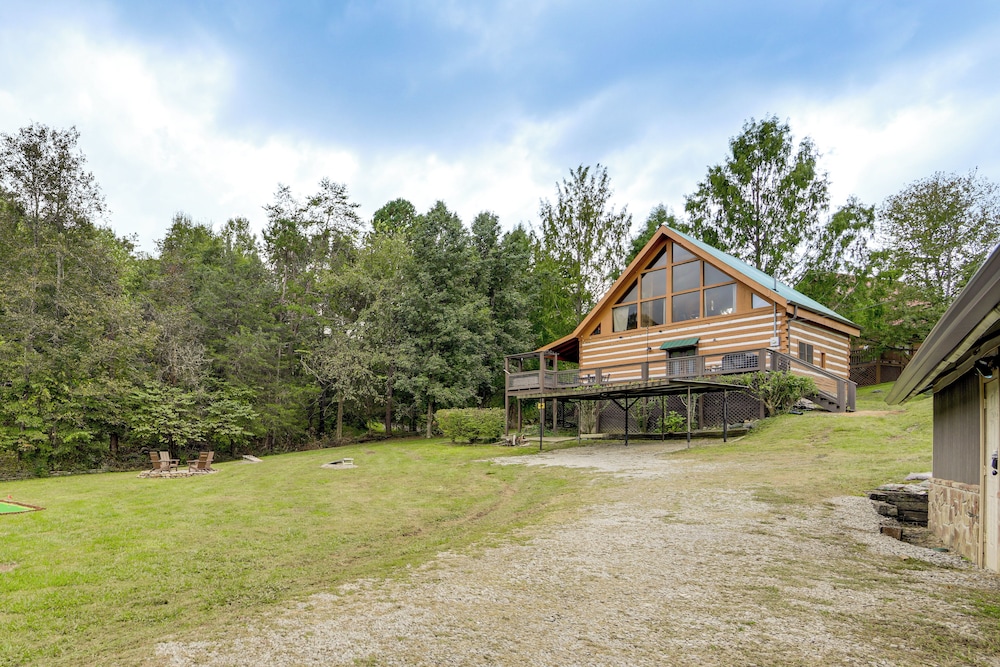 Mins to Dollywood: Boujee Bear Cabin w/ Hot Tub!