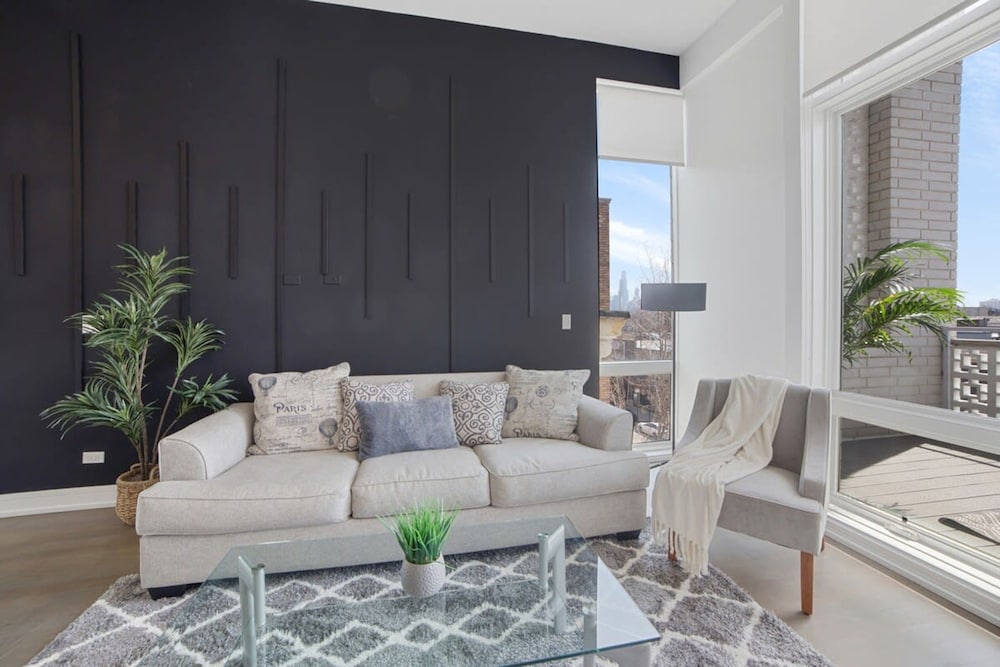 4-bedroom Penthouse w 2 Large Balconies Rooftop