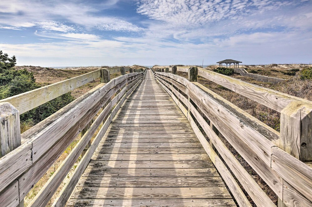 Beachfront Condo w/ Boardwalk & Pool Access!
