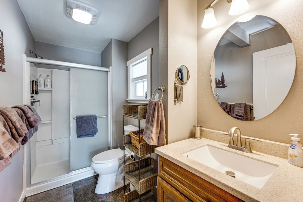 Steps to Estes Lake: Mtn-view Hideaway w/ Hot Tub!