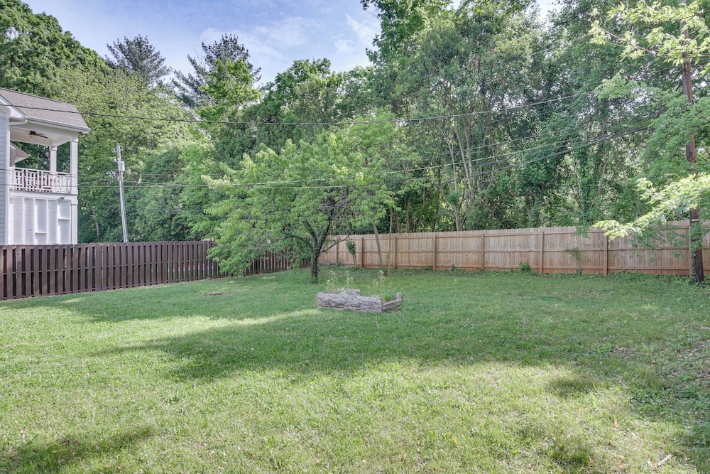 < 2 Mi to Uptown Charlotte: Home w/ Large Yard!