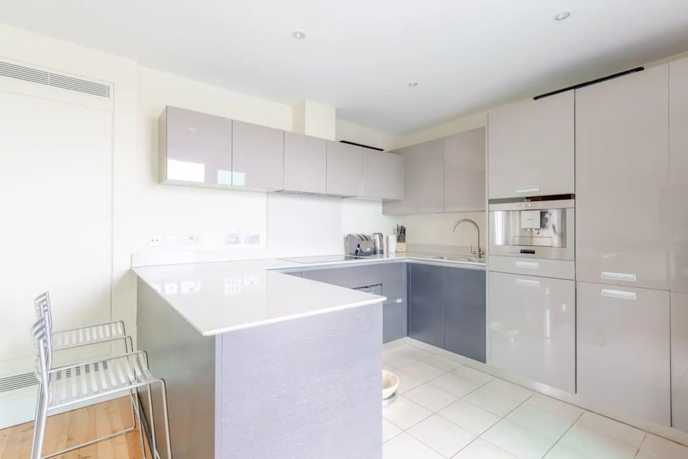 Gorgeous 3 Bedroom Flat in Vauxhall With City Views