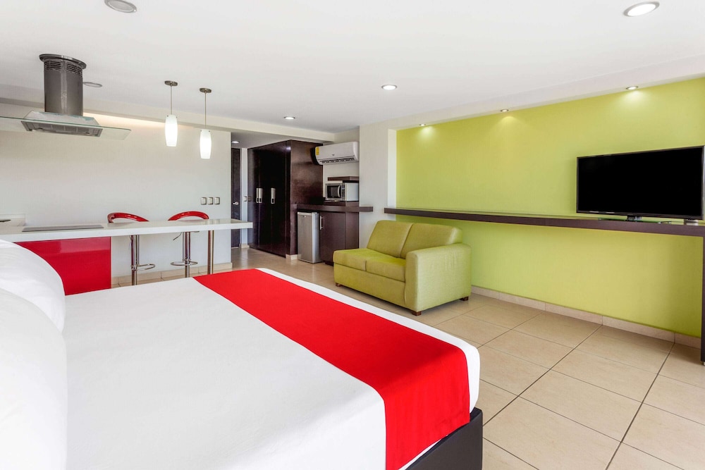 Ramada by Wyndham Acapulco Hotel  Suites - Property Image 40