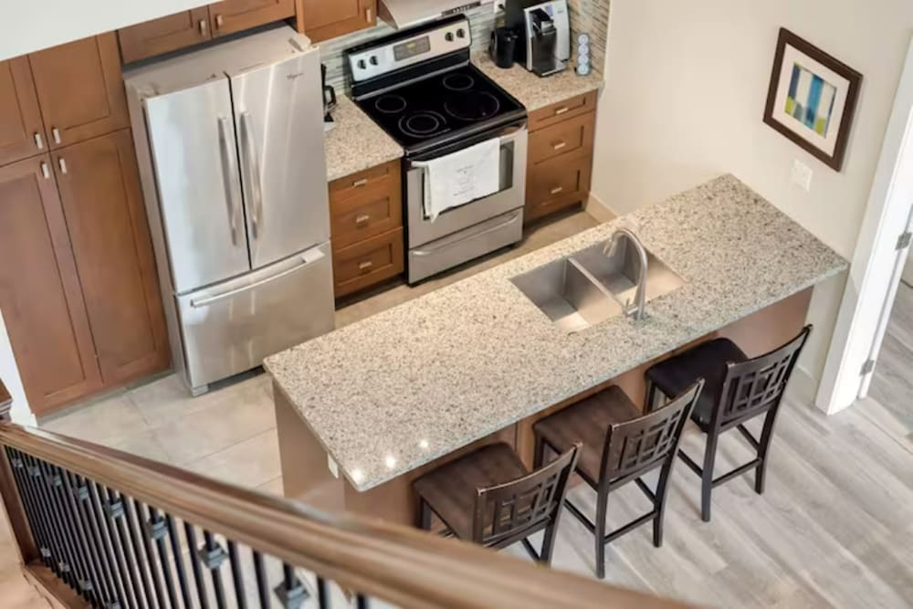 Modern 4BR Penthouse With Lake Views