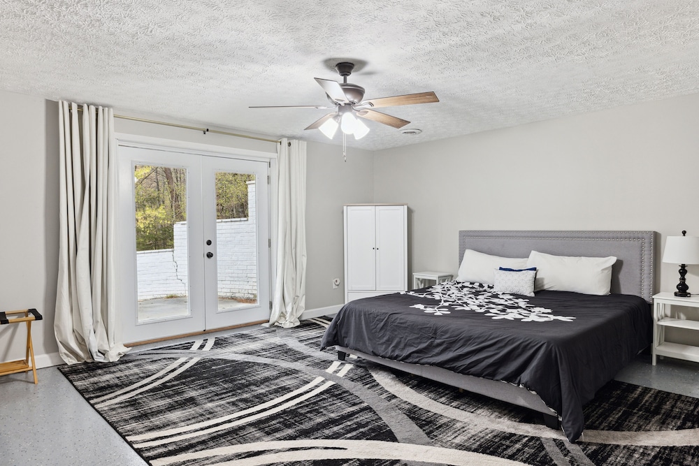 Bluff Mountain Bungalow 4 Bedroom Home by RedAwning view 3