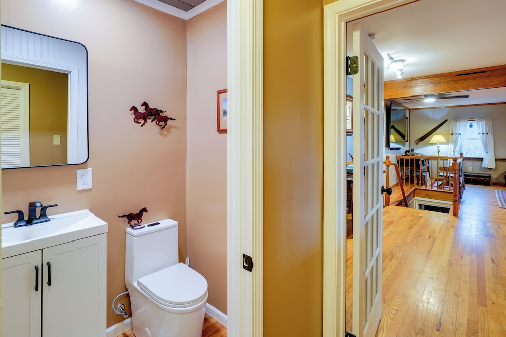Knoxville Home: On-site Hiking & Outdoor Kitchen!