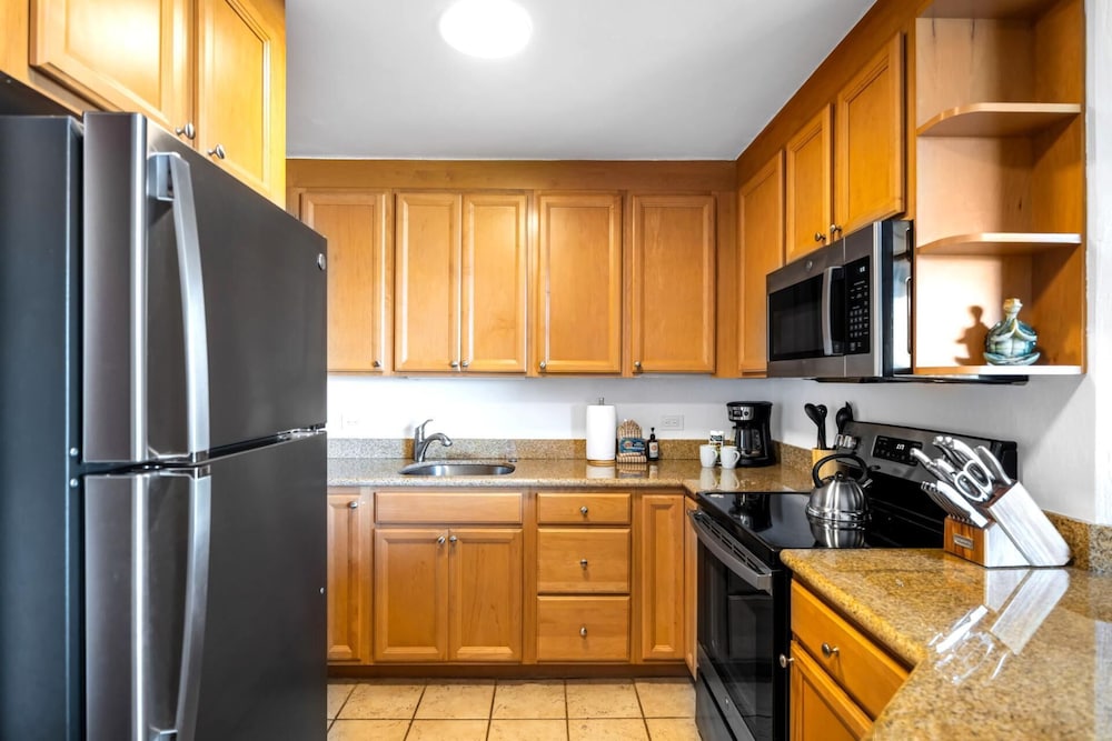 NEW KBM Resorts Free CAR Kaanapali Shores 6th Floor Ocean View Suite Steps to Pool and Beach Ks-616