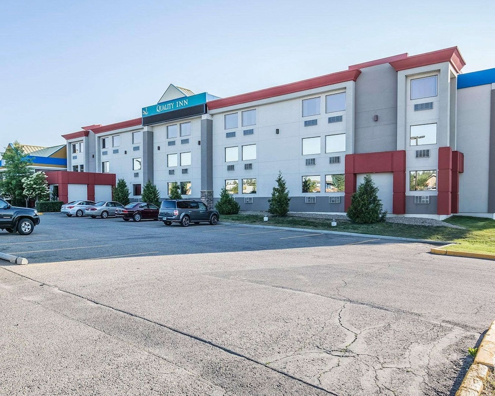 Red Deer Vacations - Quality Inn  Conference Centre - Property Image 1
