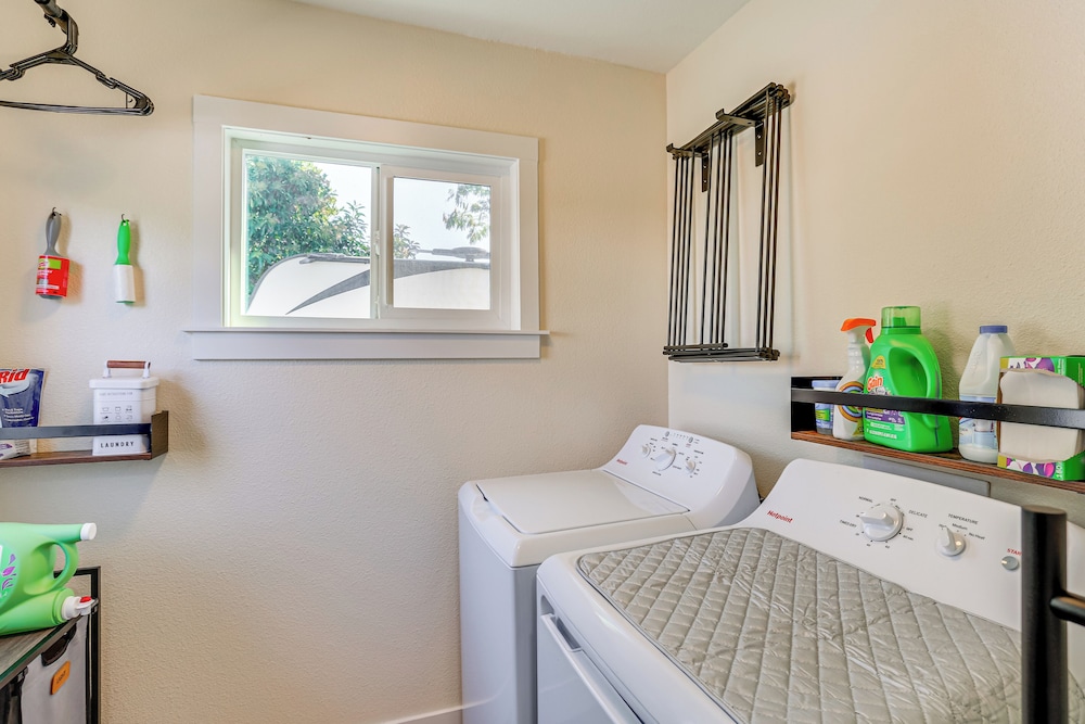 Walkable & Bright Bungalow in Dtwn Redding!