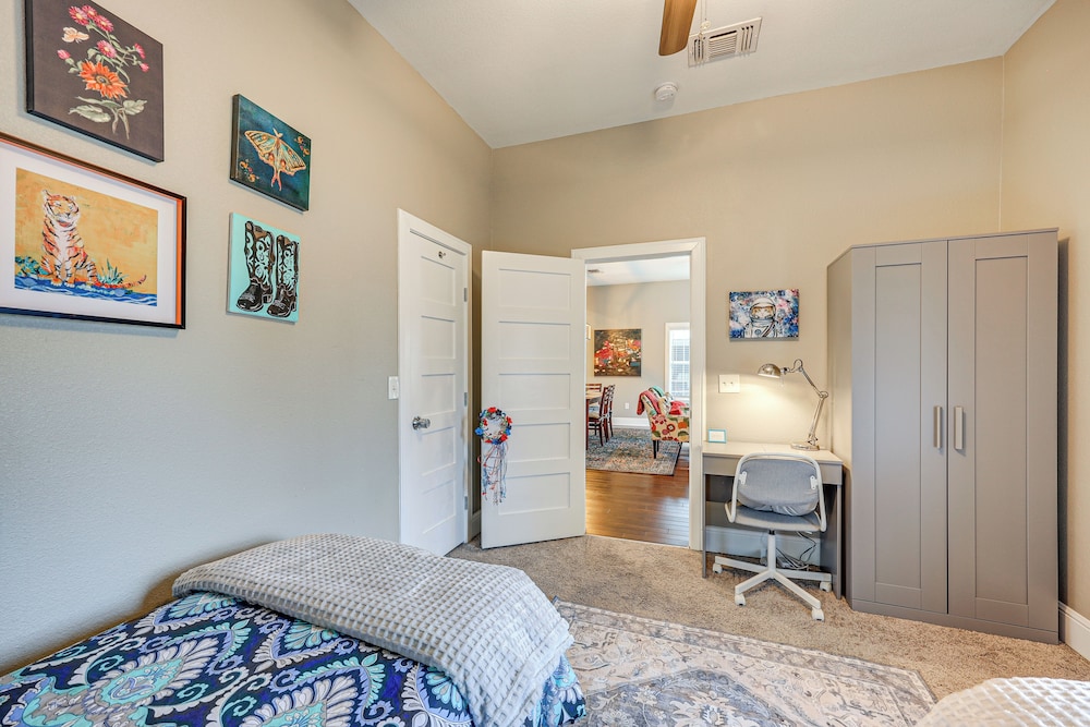 Artsy Bungalow w/ Yard in Dtwn San Antonio