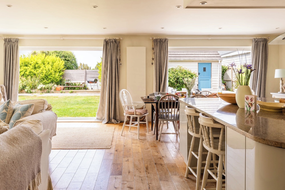 Light-filled Family-friendly Beach House
