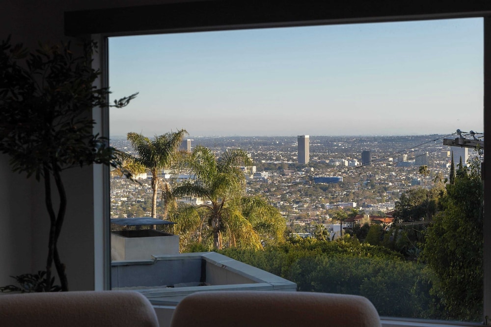 Luxury Hollywood Hills Home With Pool, Outdoor Dining & Iconic Views Skyline Chalet