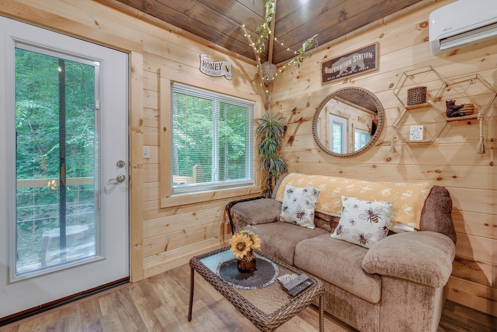 Fire Pit: Tree-lined Gem in Cosby