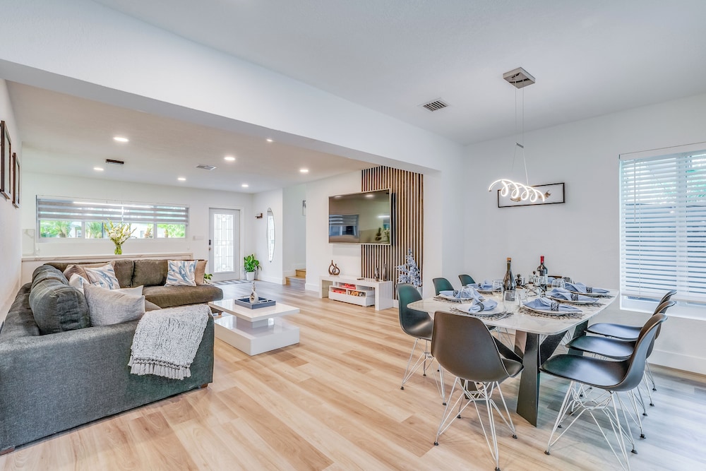 Friendly Fox Luxury Home with Pool & Spa