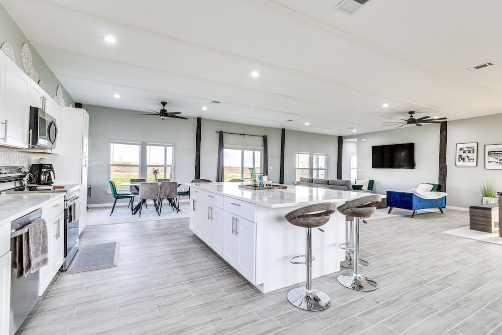 Modern Farmhouse in Del Valle: Rural Setting! - Image 4