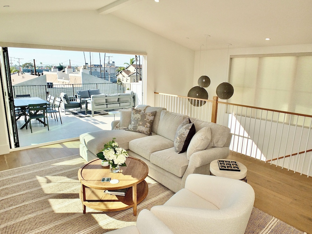 Beach Paradise Stunning 3-story in Long Beach!