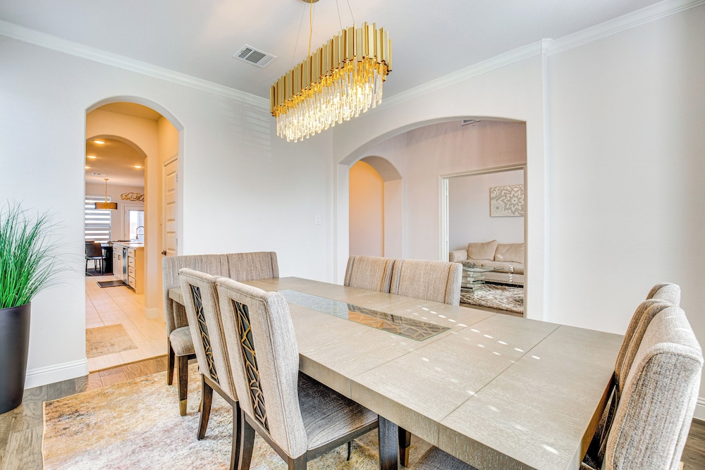 6 Mi to Lake Lewisville: Chic Retreat in Frisco!