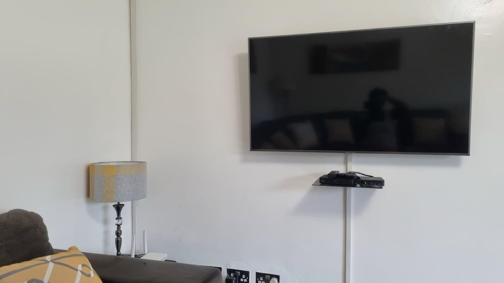 2br/cottage/swimming Pool/near Airport
