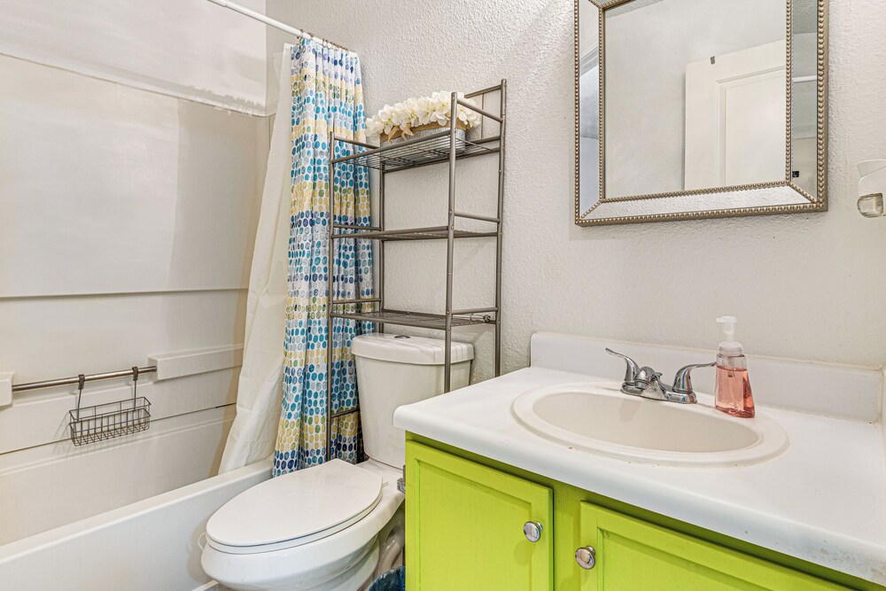5 Mi to Eagle Creek Park: Home w/ Fenced Yard!