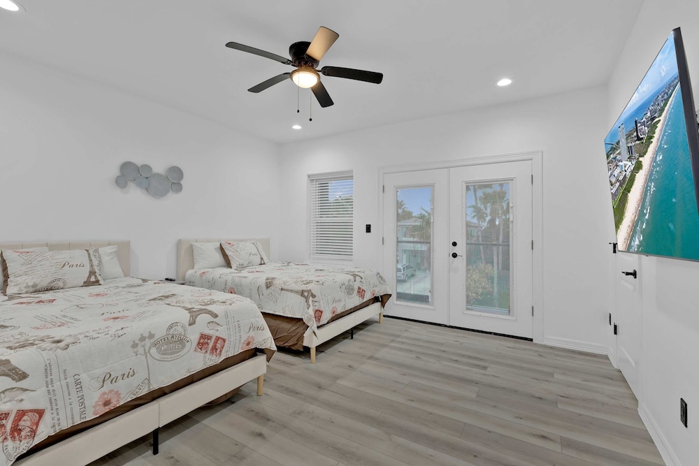 Immaculate Townhouse w Pool Balcony South Padre