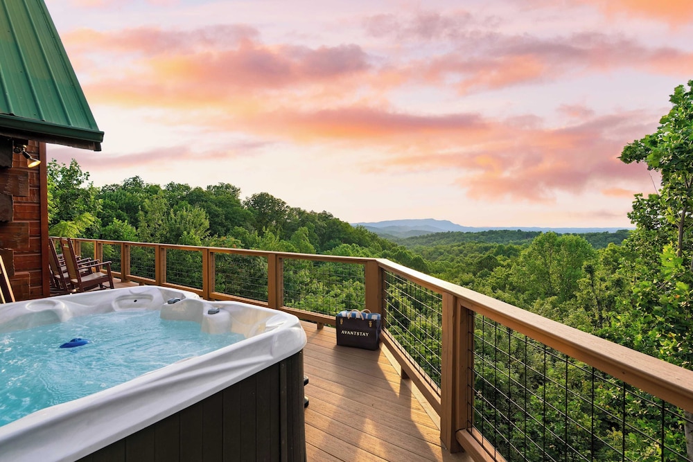 Big Bear Lodge by Avantstay Smoky Mountain Views, Hot Tub, Theater & Game Room